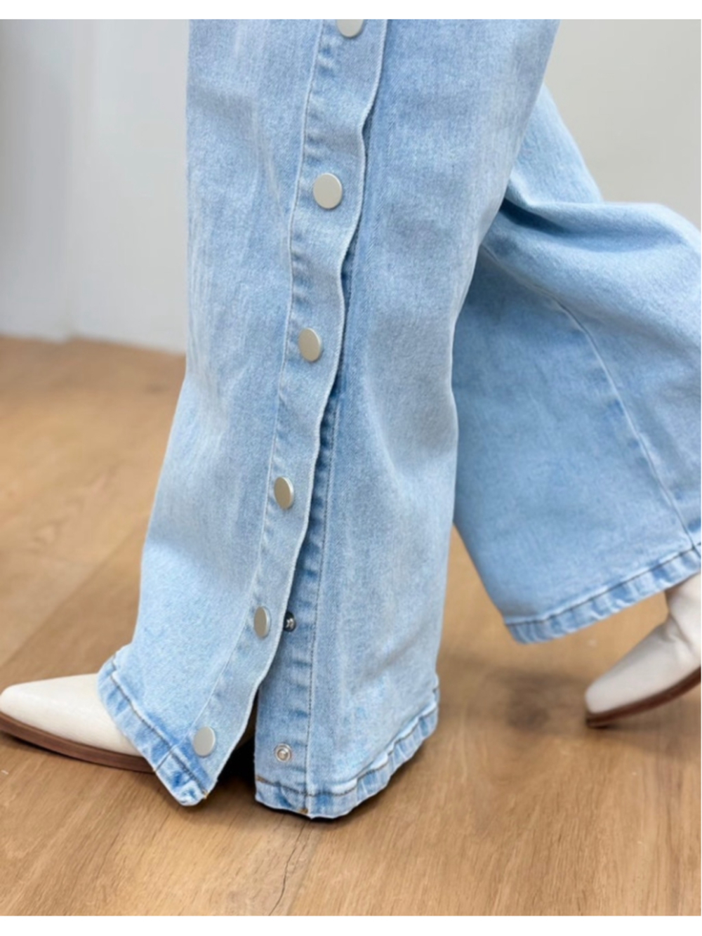 Women's Blue B Light Wash Blue Snap Button Flare Jeans Medium - Picture 5 of 5